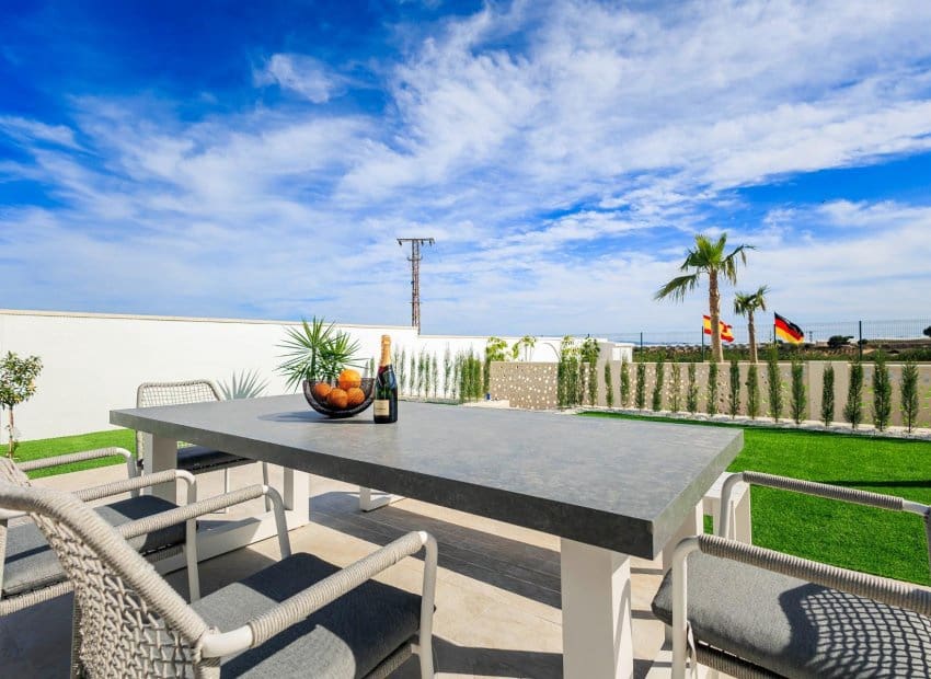 Chalet de 3 habitaciones en Pilar de la Horadada en venta con piscina - 399.000 € (Ref: 9525359)