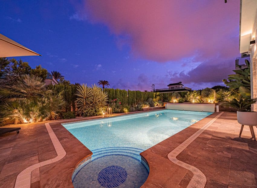 6 slaapkamer Villa te koop in La Zenia met zwembad - € 2.950.000 (Ref: 9525480)