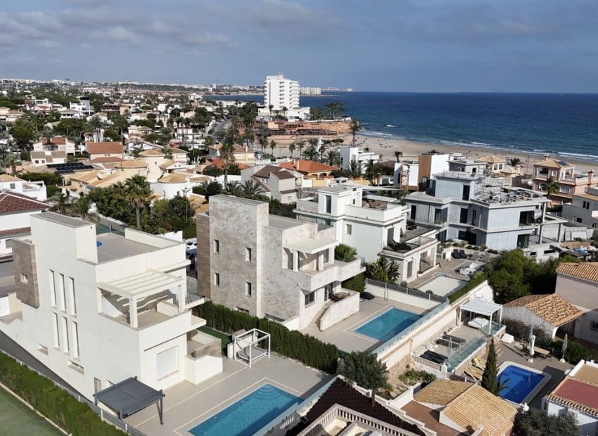 5 soveværelse Villa til salg i La Zenia med swimmingpool - € 1.500.000 (Ref: 9525482)
