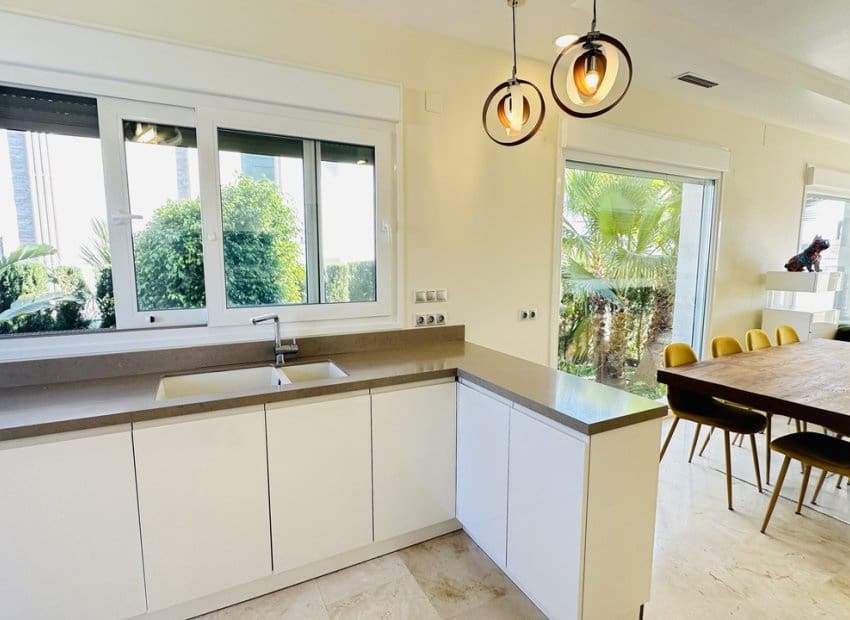 5 soveværelse Villa til salg i La Zenia med swimmingpool - € 1.500.000 (Ref: 9525482)