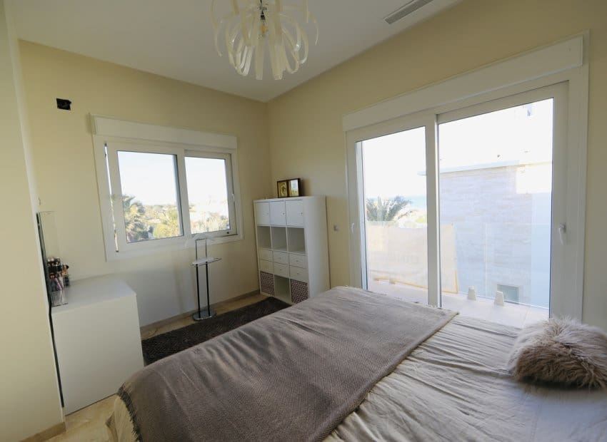 5 soveværelse Villa til salg i La Zenia med swimmingpool - € 1.500.000 (Ref: 9525482)