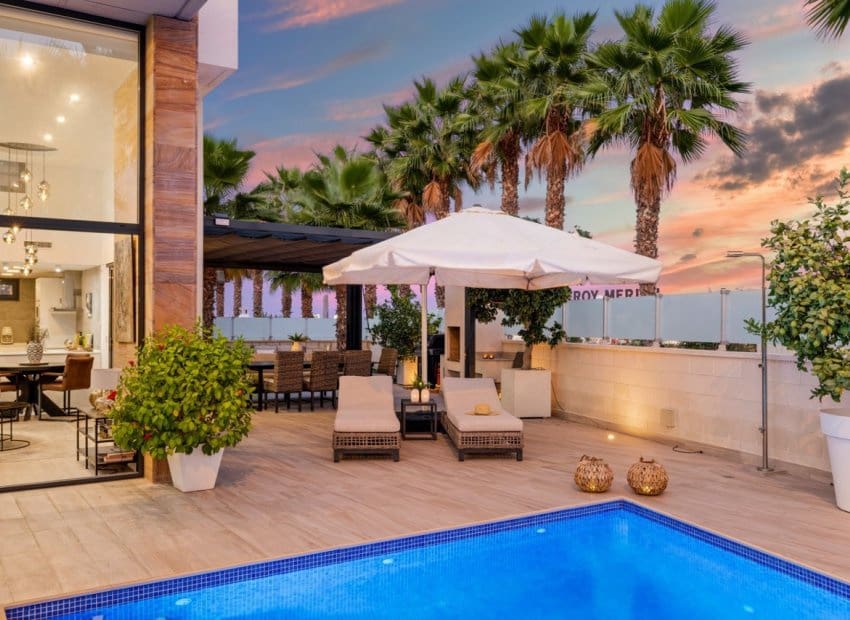 5 makuuhuone Huvila myytävänä paikassa Cabo Roig mukana uima-altaan - 829 000 € (Ref: 9525485)