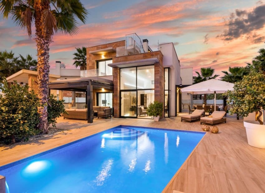 5 makuuhuone Huvila myytävänä paikassa Cabo Roig mukana uima-altaan - 829 000 € (Ref: 9525485)