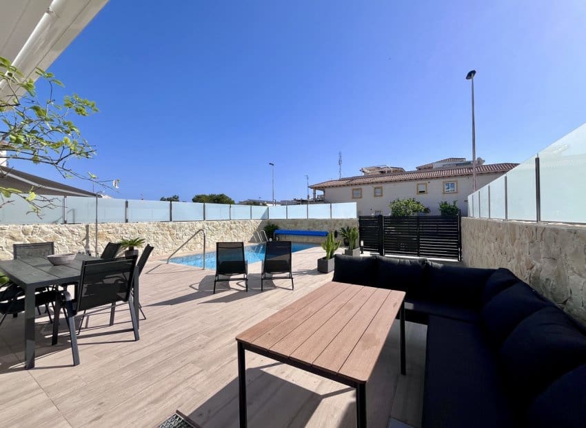 4 soverom Villa til salgs i Playa Flamenca med svømmebasseng - € 794 950 (Ref: 9525486)