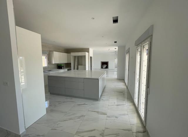 Chalet de 6 habitaciones en Pinoso en venta con piscina - 611.000 € (Ref: 9528617)