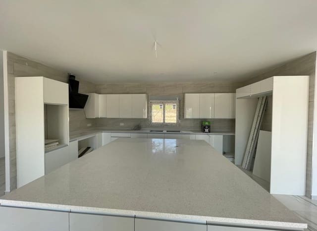 Chalet de 6 habitaciones en Pinoso en venta con piscina - 611.000 € (Ref: 9528617)