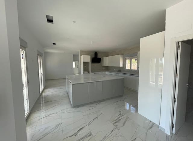 Chalet de 6 habitaciones en Pinoso en venta con piscina - 611.000 € (Ref: 9528617)