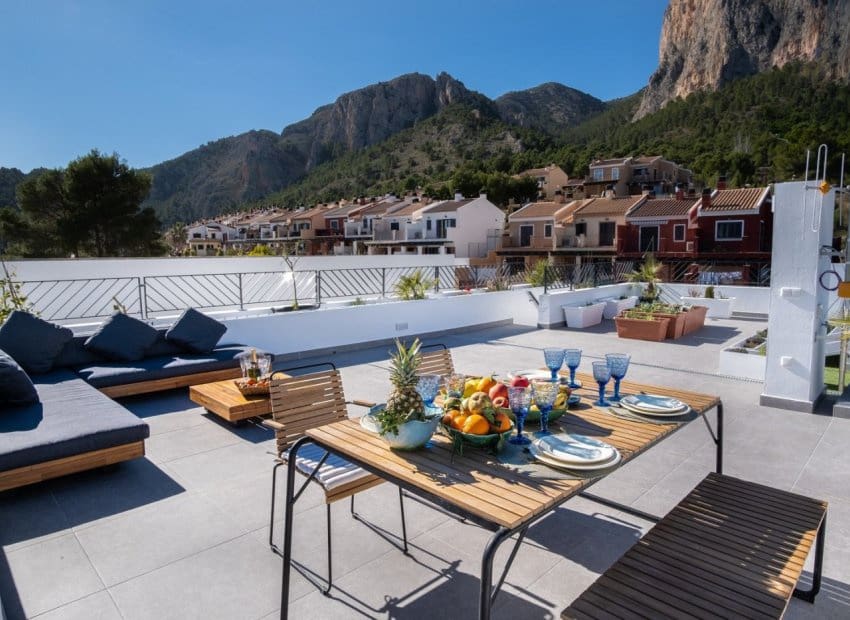 Chalet de 3 habitaciones en Polop en venta con piscina - 470.000 € (Ref: 9528632)