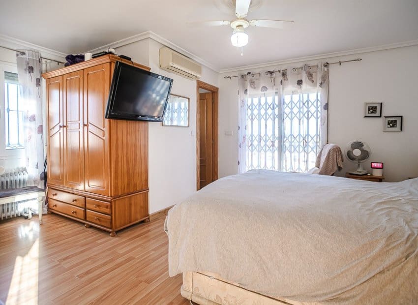 6 chambre Villa/Maison à vendre à Torrevieja avec piscine - 610 000 € (Ref: 9539645)