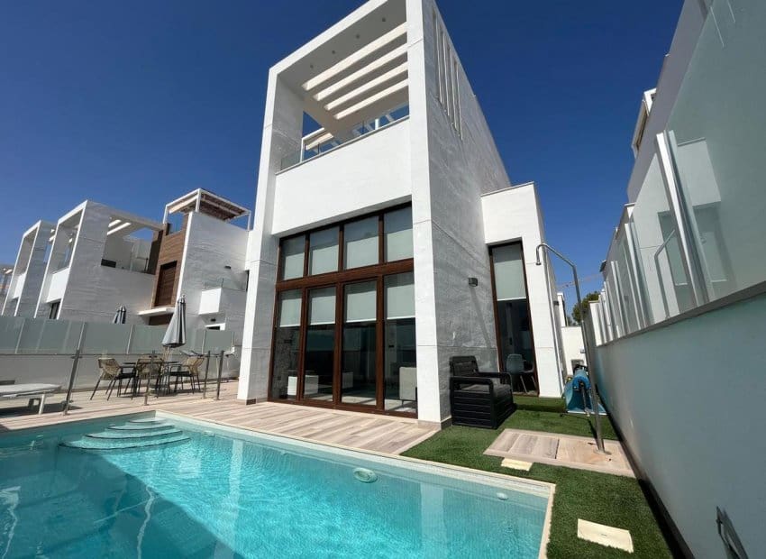 3 soverom Villa til salgs i Torrevieja med svømmebasseng - € 489 000 (Ref: 9539650)