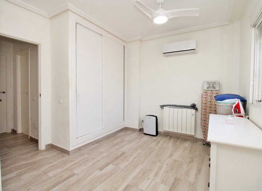 4 Zimmer Villa zu verkaufen in Playa Flamenca mit Pool - 399.950 € (Ref: 9539658)