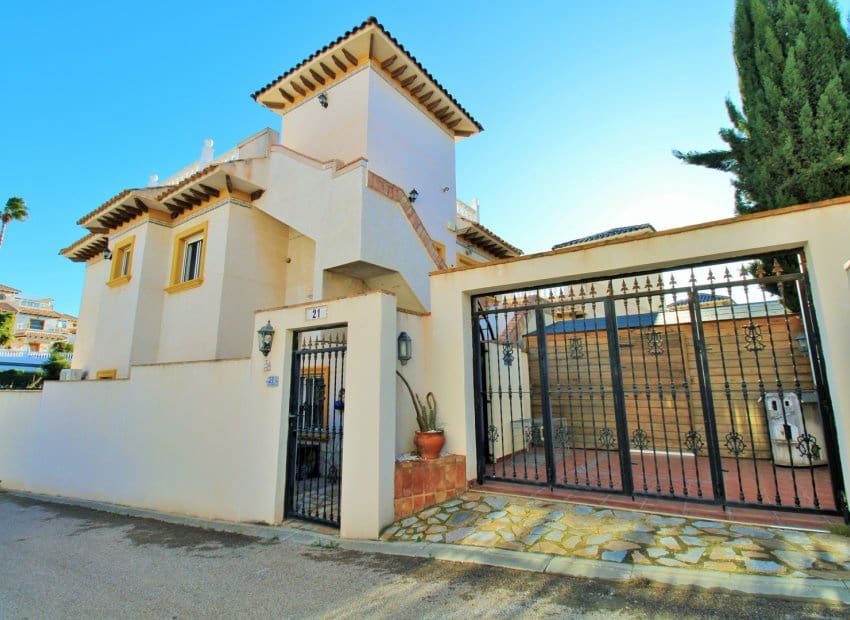 4 Zimmer Villa zu verkaufen in Playa Flamenca mit Pool - 399.950 € (Ref: 9539658)