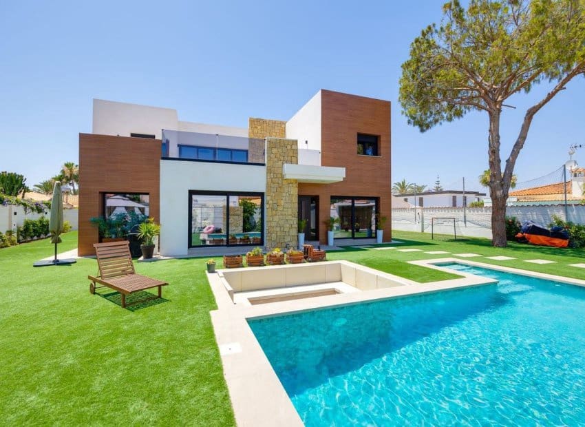 5 soveværelse Villa til salg i Torrevieja med swimmingpool - € 1.250.000 (Ref: 9559005)