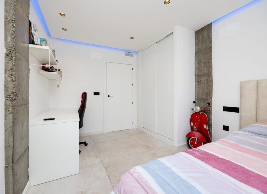 5 soveværelse Villa til salg i Torrevieja med swimmingpool - € 1.250.000 (Ref: 9559005)