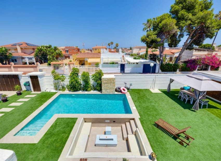 5 soveværelse Villa til salg i Torrevieja med swimmingpool - € 1.250.000 (Ref: 9559005)