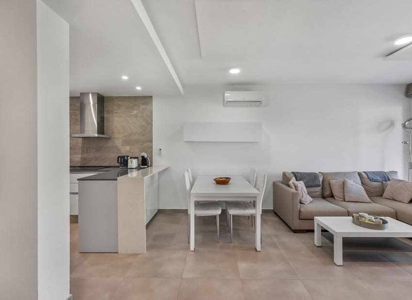 2 slaapkamer Appartement te koop in Punta Prima met zwembad - € 274.900 (Ref: 9572171)