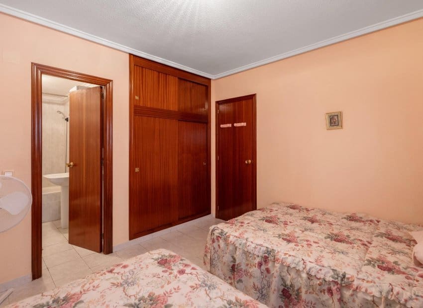 1 slaapkamer Appartement te koop in Torrevieja met zwembad - € 107.990 (Ref: 9572178)