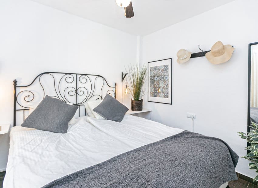 Pareado de 2 habitaciones en Torrevieja en venta con piscina - 180.000 € (Ref: 9572179)