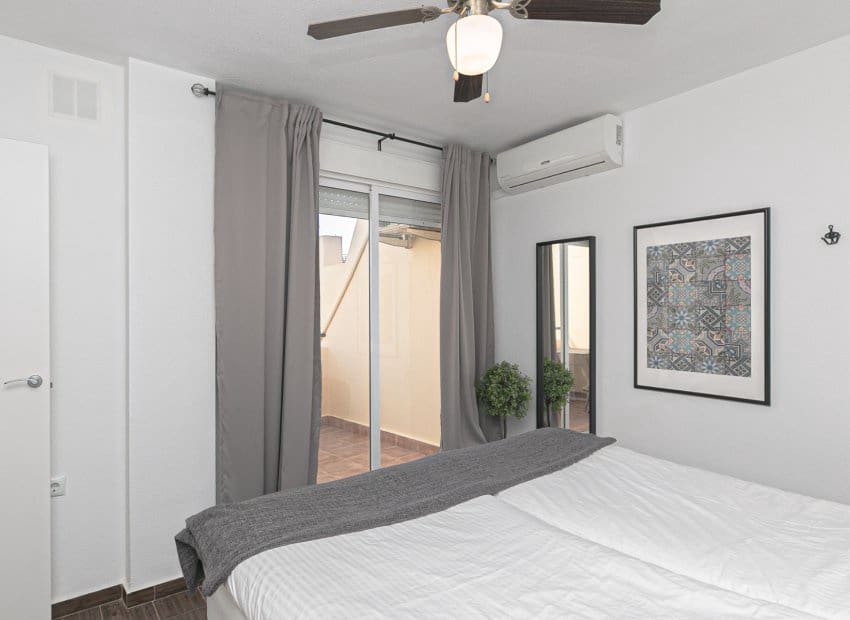 Pareado de 2 habitaciones en Torrevieja en venta con piscina - 180.000 € (Ref: 9572179)