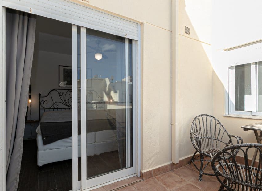 Pareado de 2 habitaciones en Torrevieja en venta con piscina - 180.000 € (Ref: 9572179)