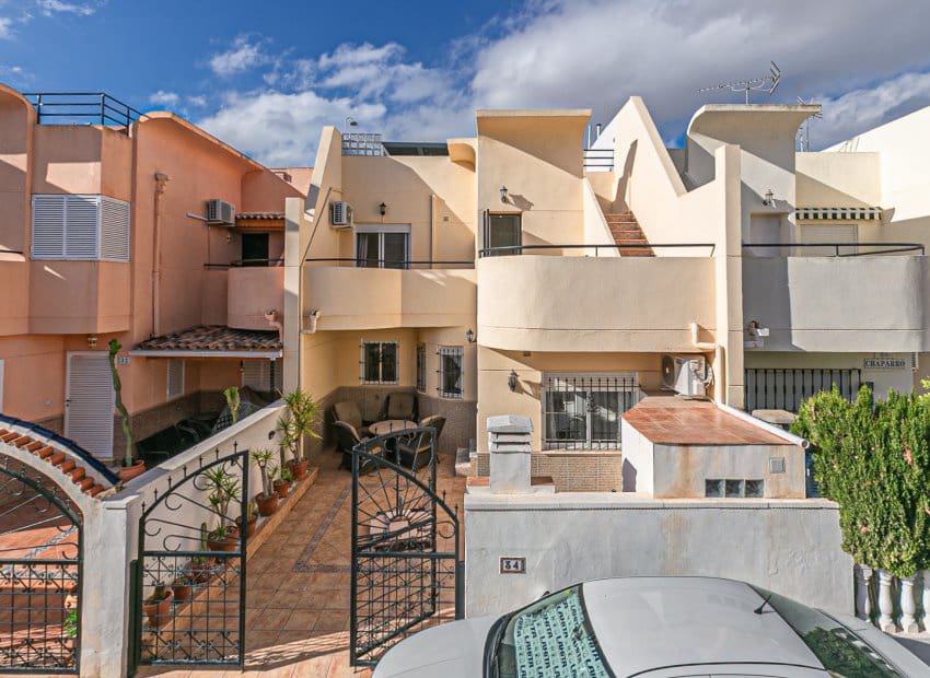 Pareado de 2 habitaciones en Torrevieja en venta con piscina - 180.000 € (Ref: 9572179)