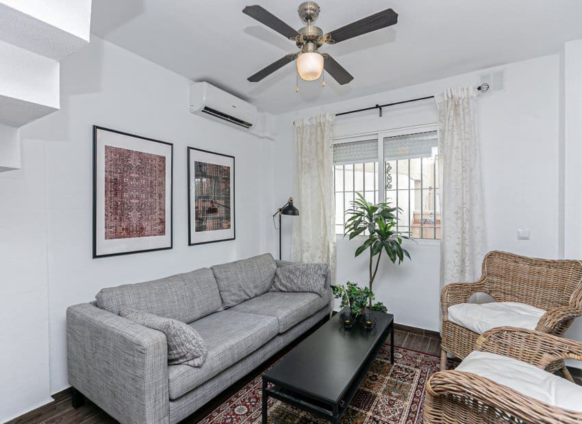 Pareado de 2 habitaciones en Torrevieja en venta con piscina - 180.000 € (Ref: 9572179)