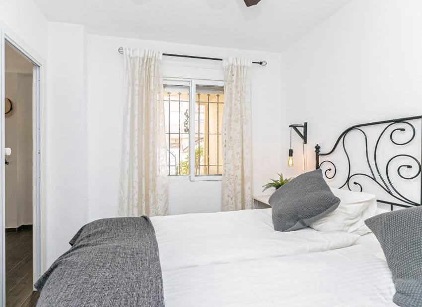 Pareado de 2 habitaciones en Torrevieja en venta con piscina - 180.000 € (Ref: 9572179)