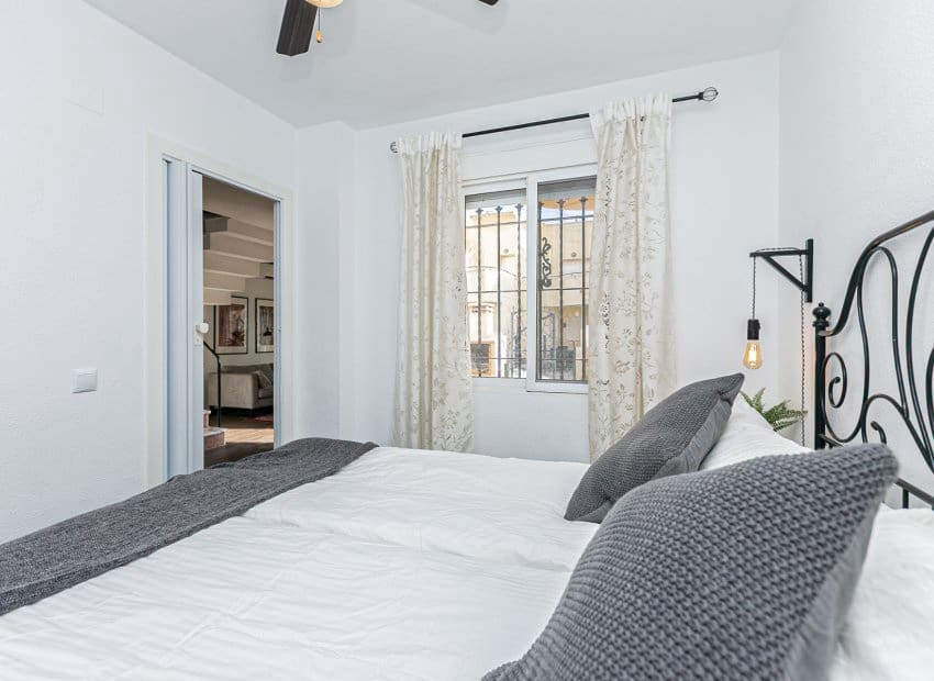 Pareado de 2 habitaciones en Torrevieja en venta con piscina - 180.000 € (Ref: 9572179)