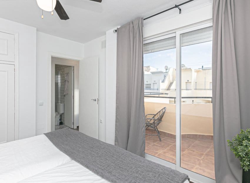 Pareado de 2 habitaciones en Torrevieja en venta con piscina - 180.000 € (Ref: 9572179)