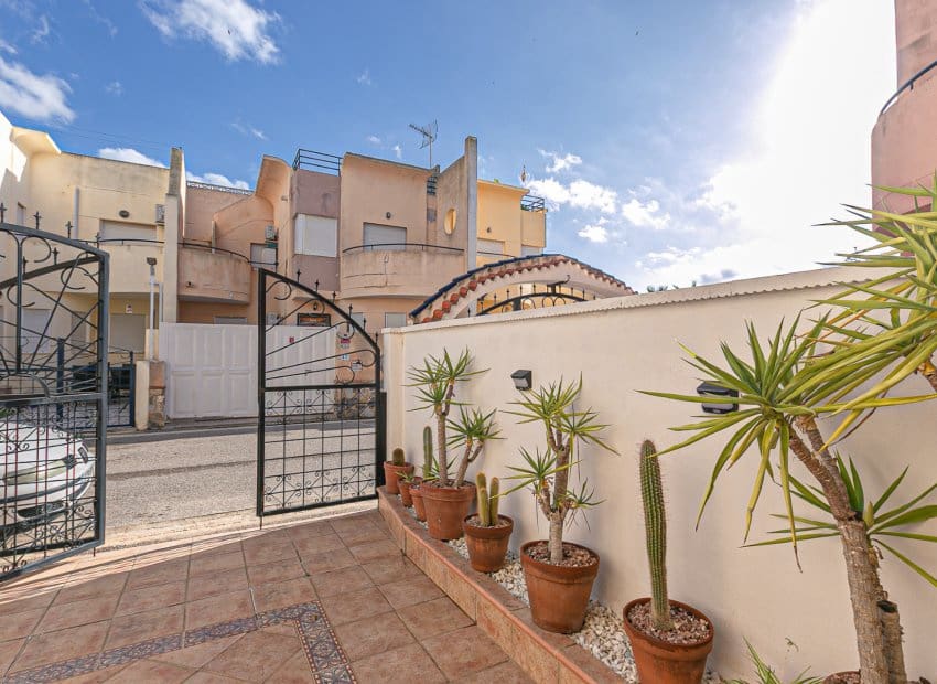 Pareado de 2 habitaciones en Torrevieja en venta con piscina - 180.000 € (Ref: 9572179)