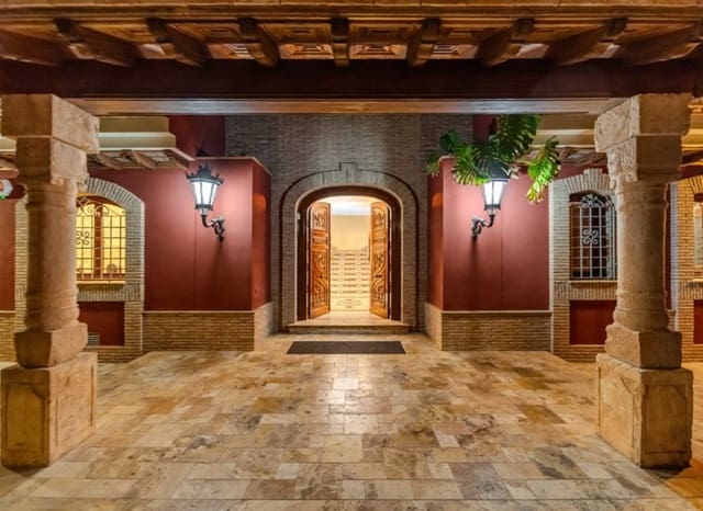 5 bedroom Villa for sale in Dehesa de Campoamor, Orihuela with pool - € 1,250,000 (Ref: 9580313)