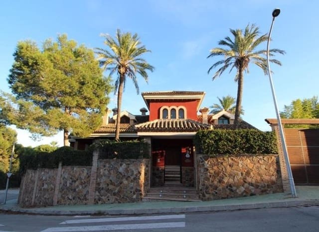 5 bedroom Villa for sale in Dehesa de Campoamor, Orihuela with pool - € 1,250,000 (Ref: 9580313)