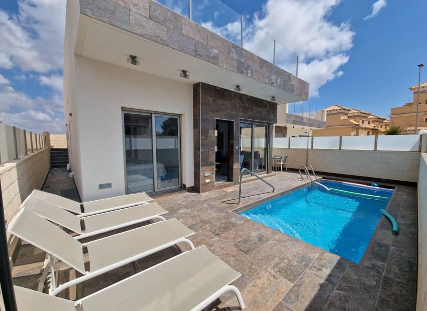 5 Zimmer Villa zu verkaufen in Villamartin mit Pool - 380.000 € (Ref: 9580315)