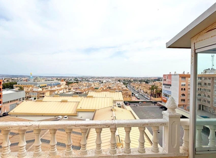 2 sypialnia Penthouse na sprzedaż w Torrevieja z basenem - 169 900 € (Ref: 9596730)