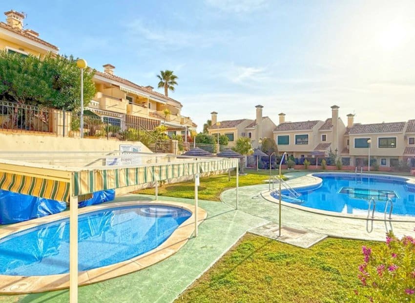 Apartamento de 2 habitaciones en Campoamor en venta con piscina - 215.000 € (Ref: 9596732)