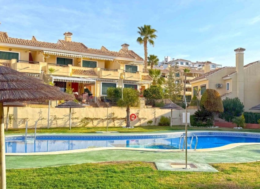 Apartamento de 2 habitaciones en Campoamor en venta con piscina - 215.000 € (Ref: 9596732)