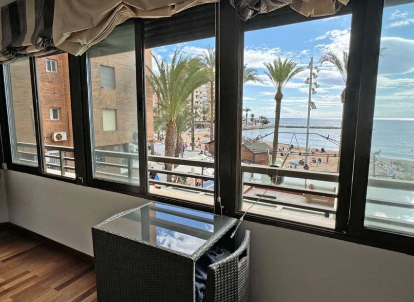 4 makuuhuone Ranta-asunto myytävänä paikassa Torrevieja - 489 000 € (Ref: 9596733)