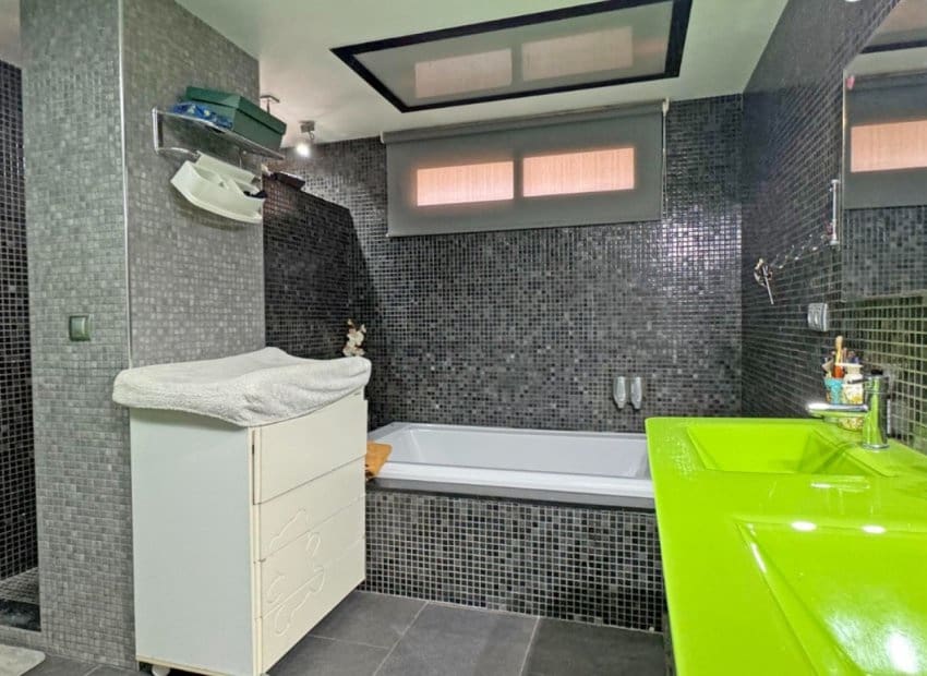 4 makuuhuone Ranta-asunto myytävänä paikassa Torrevieja - 489 000 € (Ref: 9596733)