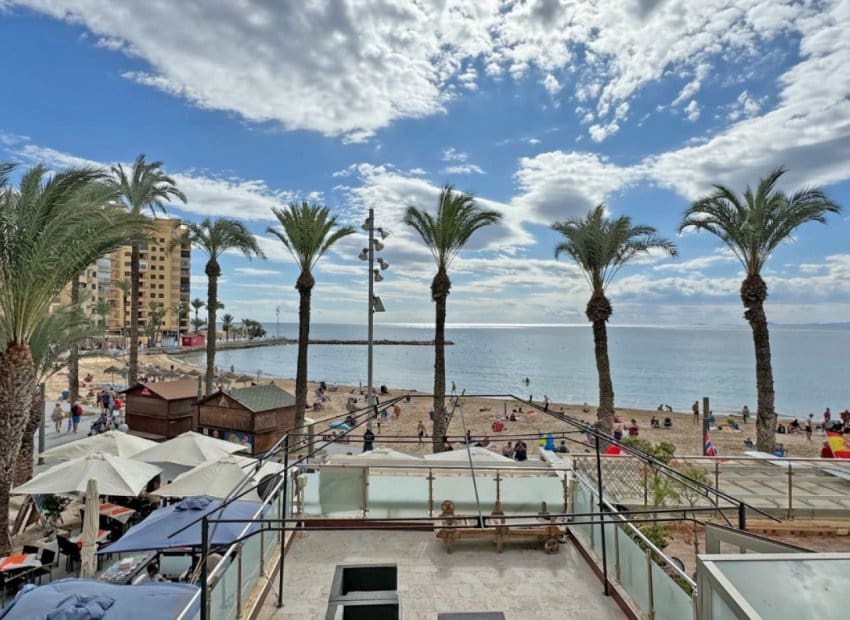 4 makuuhuone Ranta-asunto myytävänä paikassa Torrevieja - 489 000 € (Ref: 9596733)