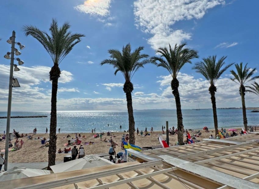 4 makuuhuone Ranta-asunto myytävänä paikassa Torrevieja - 489 000 € (Ref: 9596733)