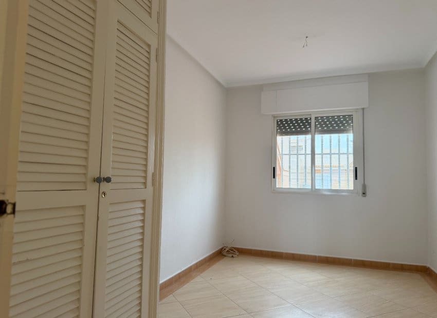 2 soverom Strandleiligheter til salgs i Torrevieja med svømmebasseng - € 209 900 (Ref: 9596736)