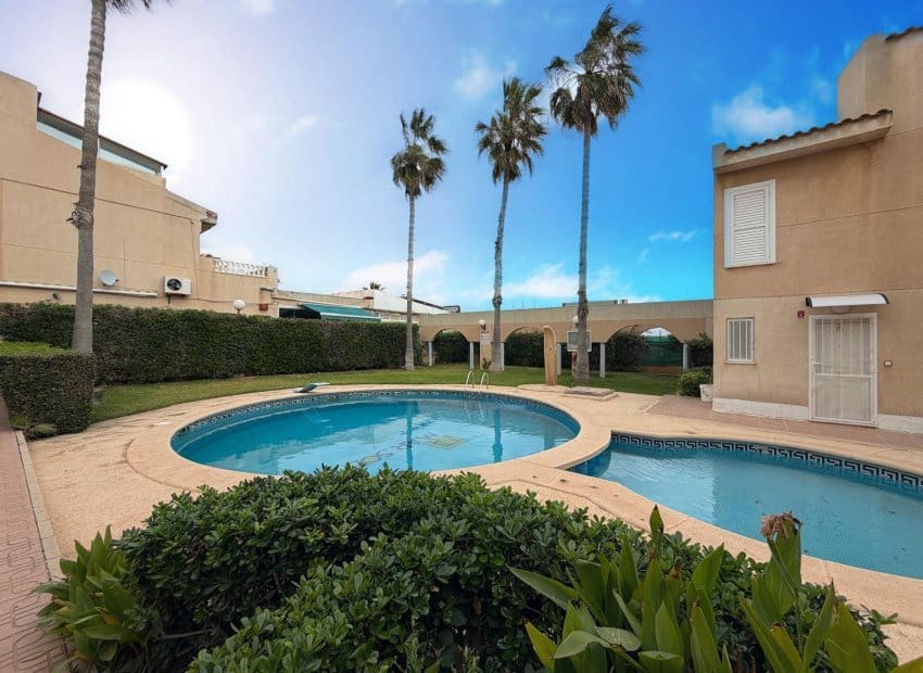 2 soverom Strandleiligheter til salgs i Torrevieja med svømmebasseng - € 209 900 (Ref: 9596736)