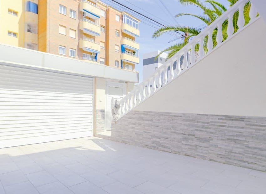 4 makuuhuone Paritalo myytävänä paikassa Orihuela Costa mukana uima-altaan - 529 000 € (Ref: 9596745)