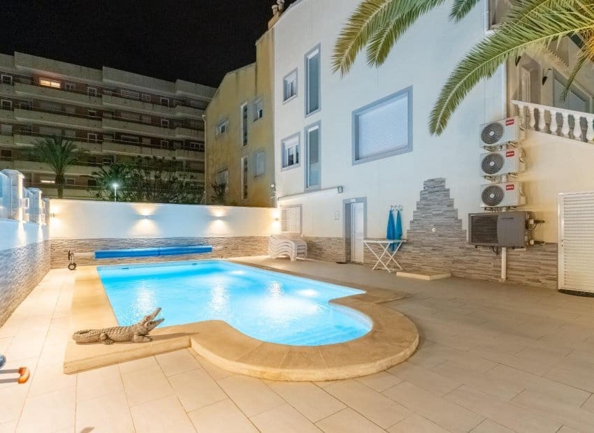 4 makuuhuone Paritalo myytävänä paikassa Orihuela Costa mukana uima-altaan - 529 000 € (Ref: 9596745)