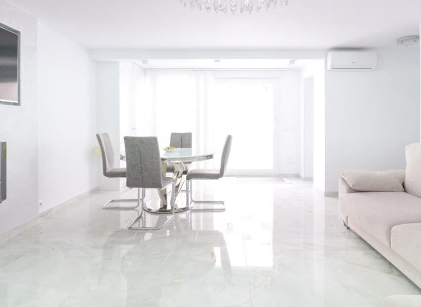 4 makuuhuone Paritalo myytävänä paikassa Orihuela Costa mukana uima-altaan - 529 000 € (Ref: 9596745)