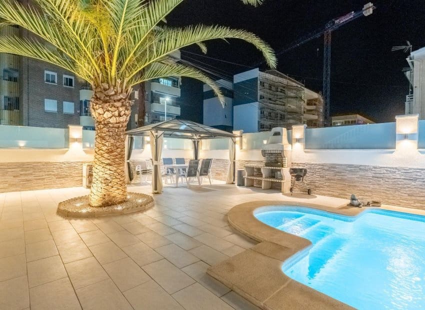 4 makuuhuone Paritalo myytävänä paikassa Orihuela Costa mukana uima-altaan - 529 000 € (Ref: 9596745)