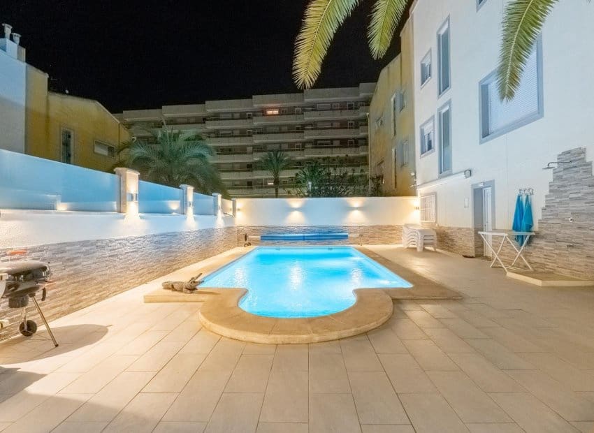 4 makuuhuone Paritalo myytävänä paikassa Orihuela Costa mukana uima-altaan - 529 000 € (Ref: 9596745)