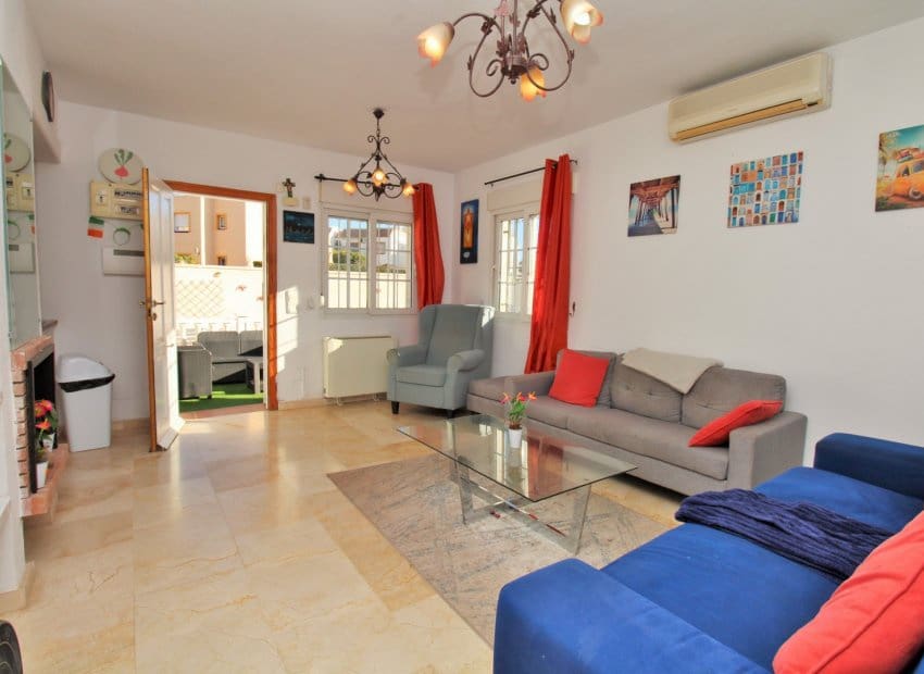 3 chambre Villa/Maison Semi-Mitoyenne à vendre à Playa Flamenca avec piscine - 249 000 € (Ref: 9603484)