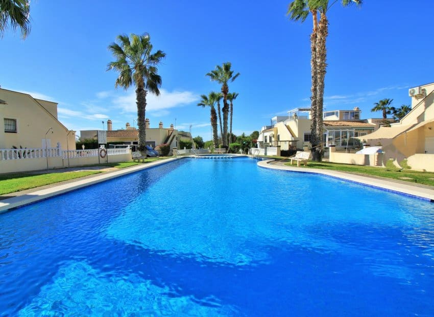3 chambre Villa/Maison Semi-Mitoyenne à vendre à Playa Flamenca avec piscine - 249 000 € (Ref: 9603484)