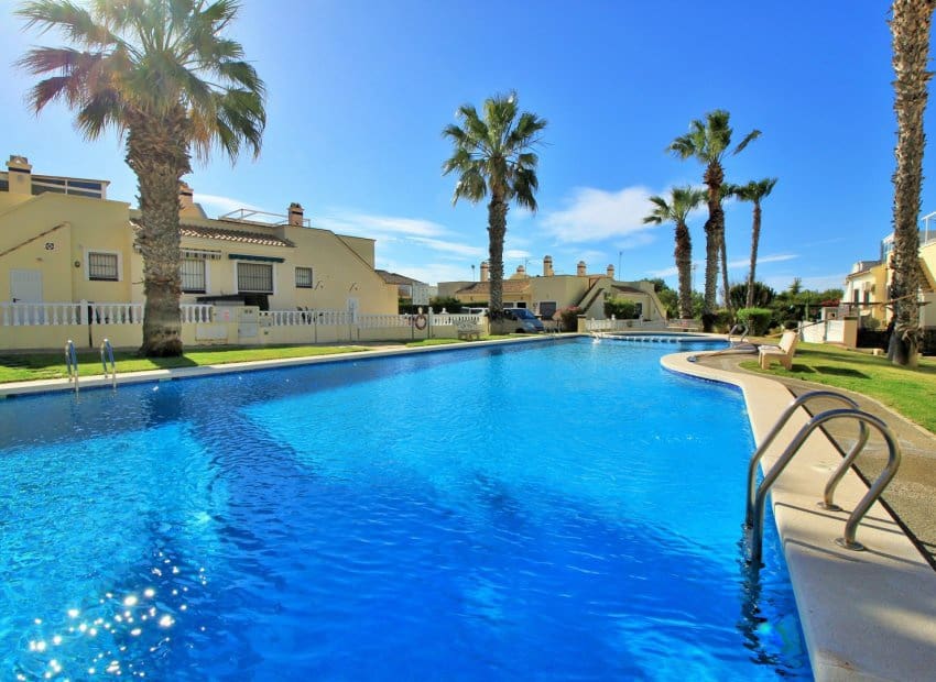 3 chambre Villa/Maison Semi-Mitoyenne à vendre à Playa Flamenca avec piscine - 249 000 € (Ref: 9603484)